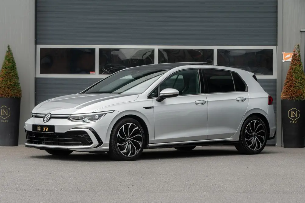 Volkswagen Golf 1.5 eTSI R-Line | Pano | DAB | HUD | Camera uit 2021