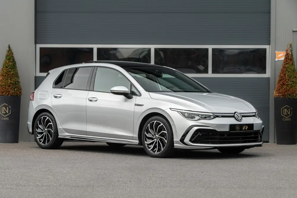 Volkswagen Golf 1.5 eTSI R-Line | Pano | DAB | HUD | Camera uit 2021, foto 3