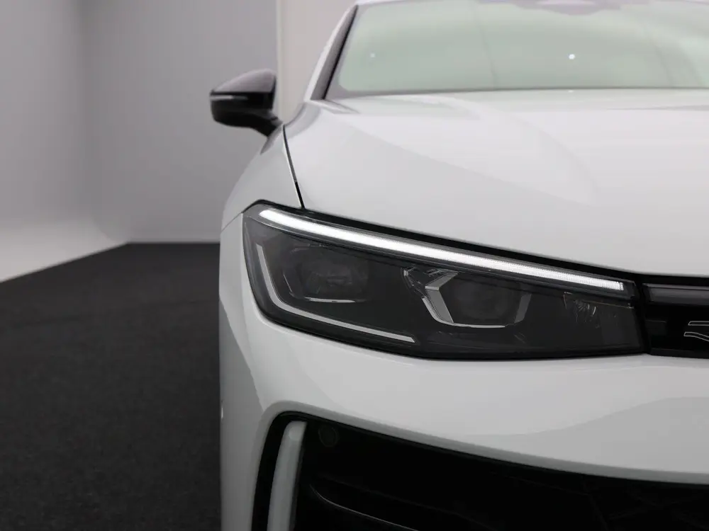 Volkswagen Passat Variant 1.5 eHybrid 272 Pk R-Line | Black uit 2026, foto 10