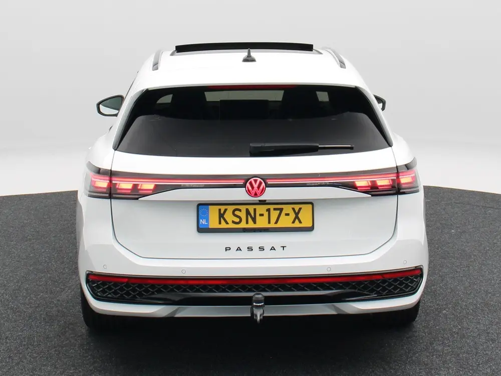 Volkswagen Passat Variant 1.5 eHybrid 272 Pk R-Line | Black uit 2026, foto 6
