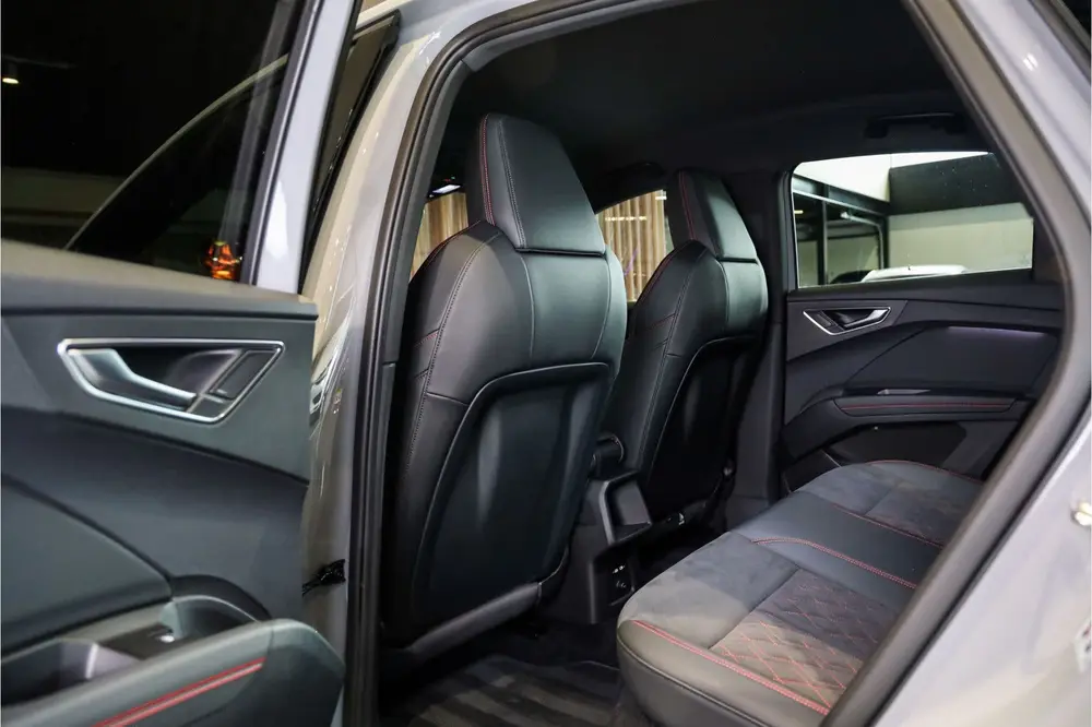 Audi Q4 e-tron 40 S Black edition 77 kWh Sportstoe uit 2022, foto 9