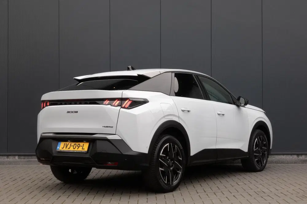 Peugeot 3008 1.2 Hybrid 136 GT uit 2024, foto 2