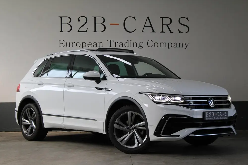 Volkswagen Tiguan 1.5 TSI R-Line | Panorama | Trekhaak | Mat uit 2022