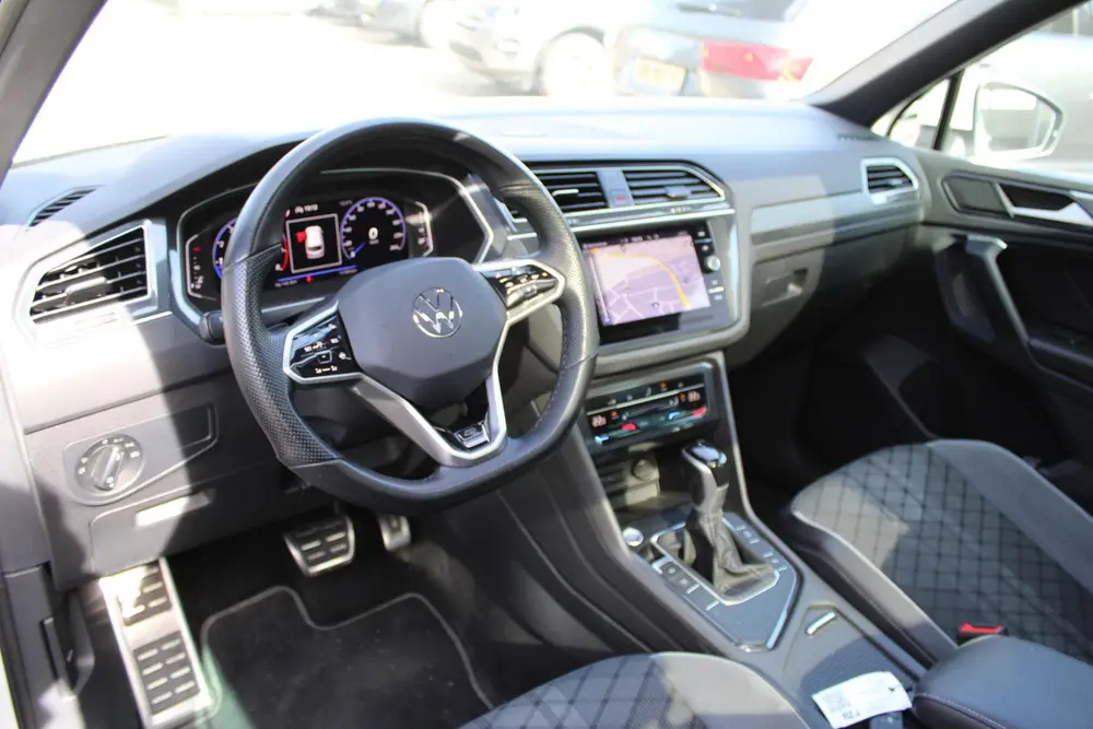 Volkswagen Tiguan 1.5 TSI R-Line | Panorama | Trekhaak | Mat uit 2022, foto 10