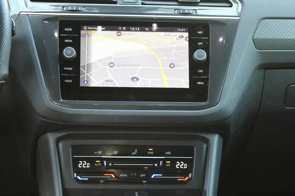 Volkswagen Tiguan 1.5 TSI R-Line | Panorama | Trekhaak | Mat uit 2022, foto 16