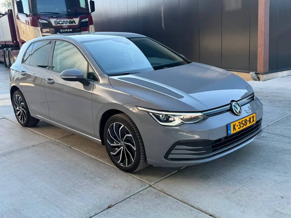 Volkswagen Golf 1.0 TSI 110pk 2021 Grijs uit 2021, foto 2