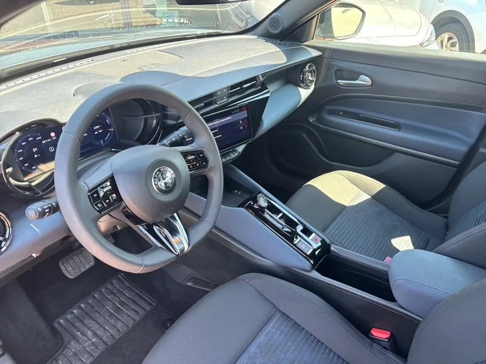 Alfa Romeo Junior Elettrica 54 kWh *Carplay*Climate Control* uit 2025, foto 10