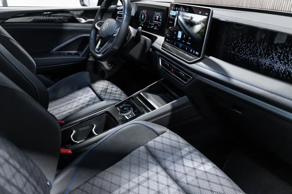 Volkswagen Tiguan 1.5 eTSI DSG R-Line Pano IQ Camera Black E uit 2024, foto 16