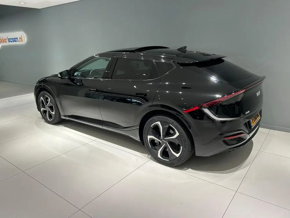 Kia EV6 77 uit 2023, foto 2