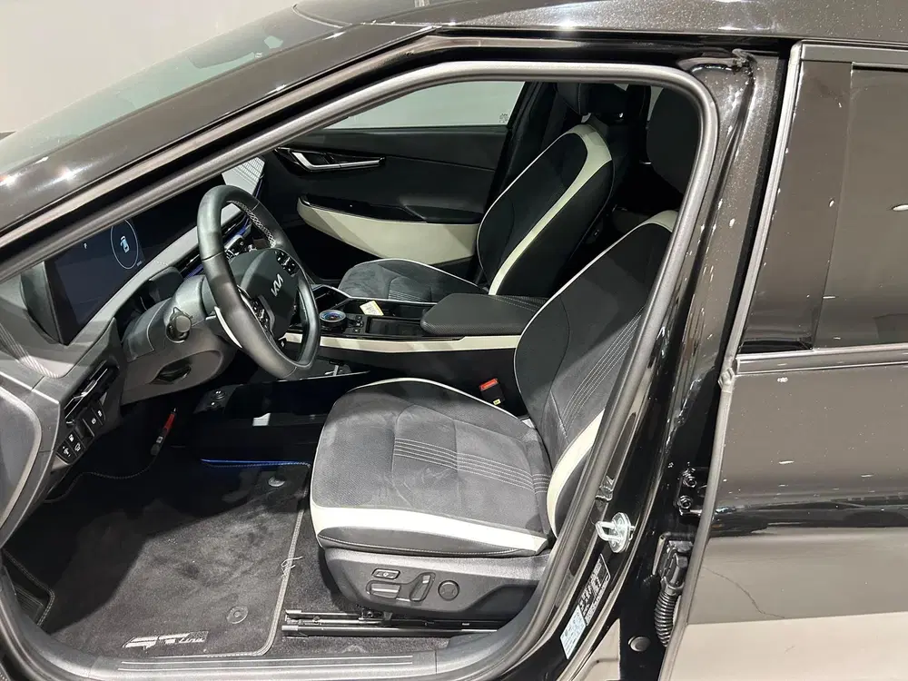 Kia EV6 77 uit 2023, foto 8