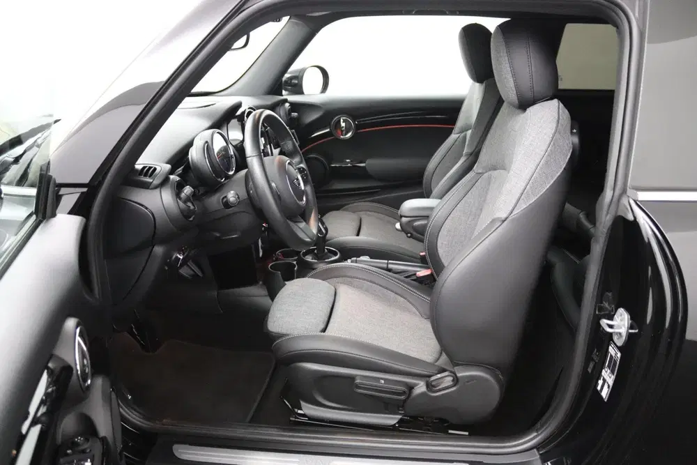 Mini Cooper 1.5 Cooper Classic zwart automaat uit 2023, foto 12