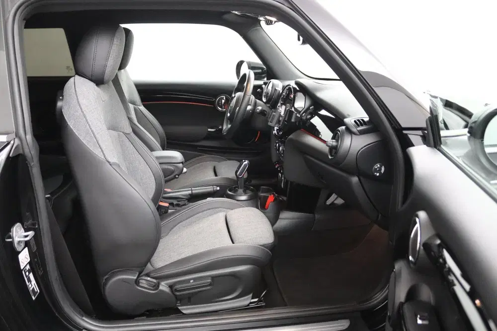 Mini Cooper 1.5 Cooper Classic zwart automaat uit 2023, foto 13