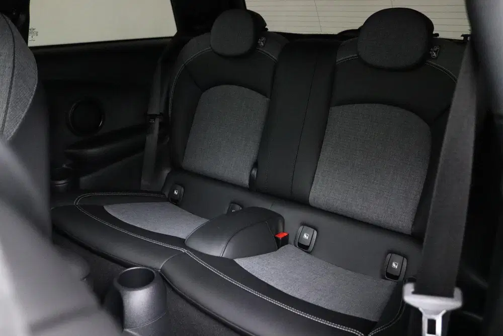 Mini Cooper 1.5 Cooper Classic zwart automaat uit 2023, foto 14