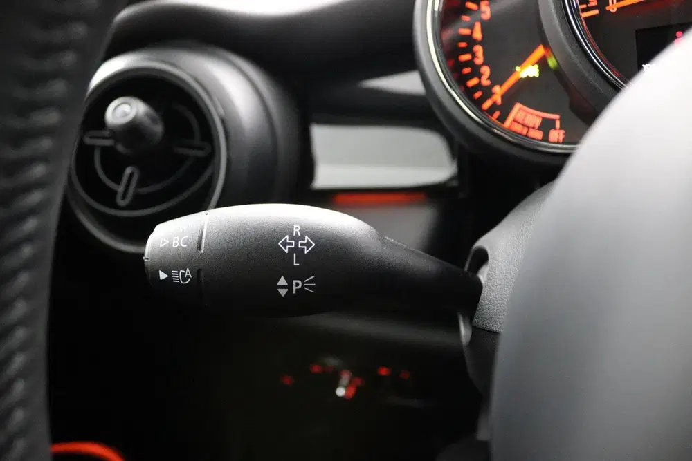 Mini Cooper 1.5 Cooper Classic zwart automaat uit 2023, foto 18