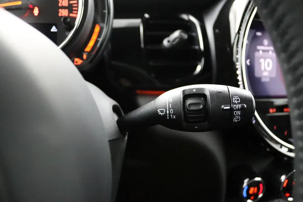Mini Cooper 1.5 Cooper Classic zwart automaat uit 2023, foto 19