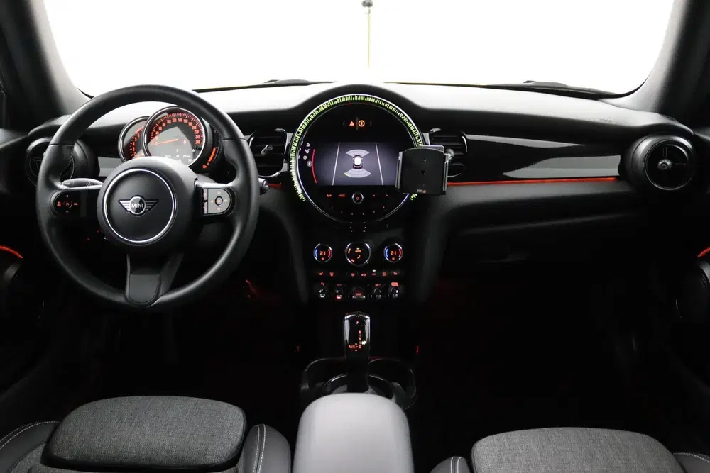 Mini Cooper 1.5 Cooper Classic zwart automaat uit 2023, foto 2