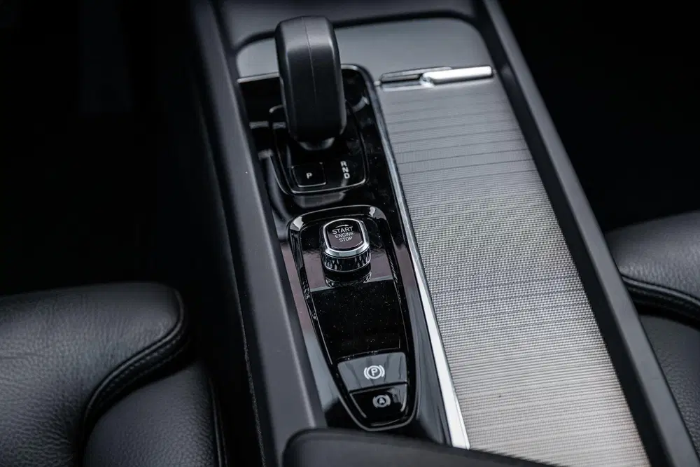Volvo XC60 2.0 T6 Plug-in hybrid AWD Plus Dark uit 2022, foto 13
