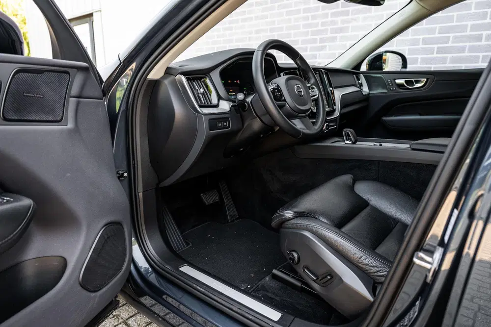 Volvo XC60 2.0 T6 Plug-in hybrid AWD Plus Dark uit 2022, foto 17