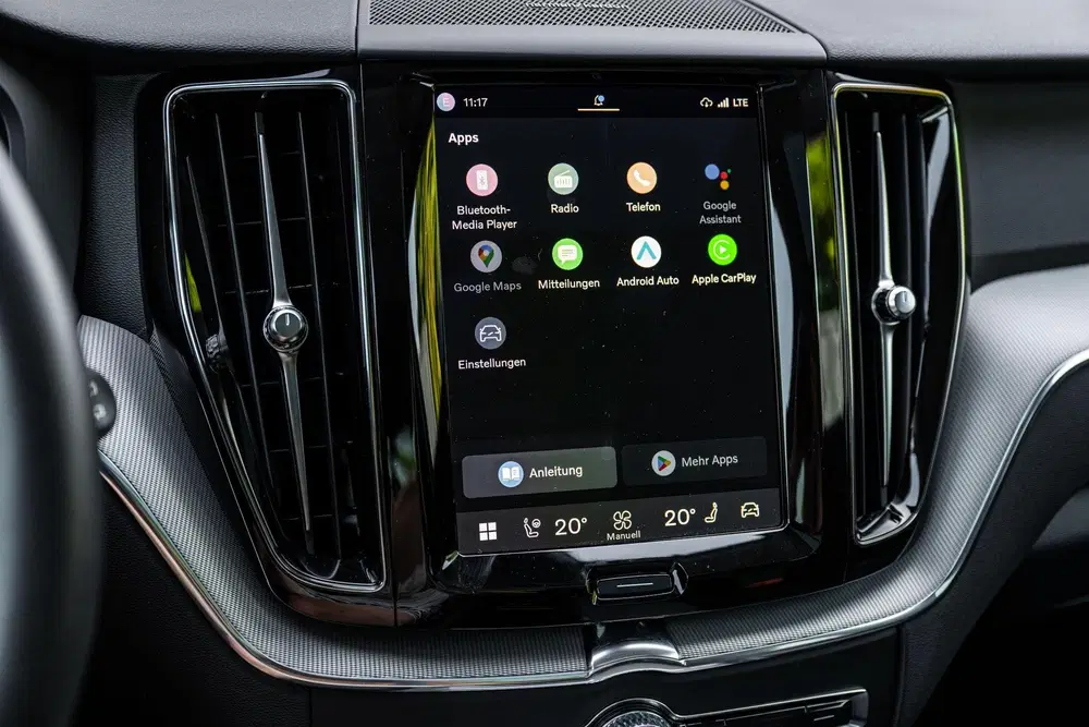Volvo XC60 2.0 T6 Plug-in hybrid AWD Plus Dark uit 2022, foto 18