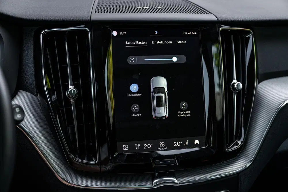 Volvo XC60 2.0 T6 Plug-in hybrid AWD Plus Dark uit 2022, foto 19