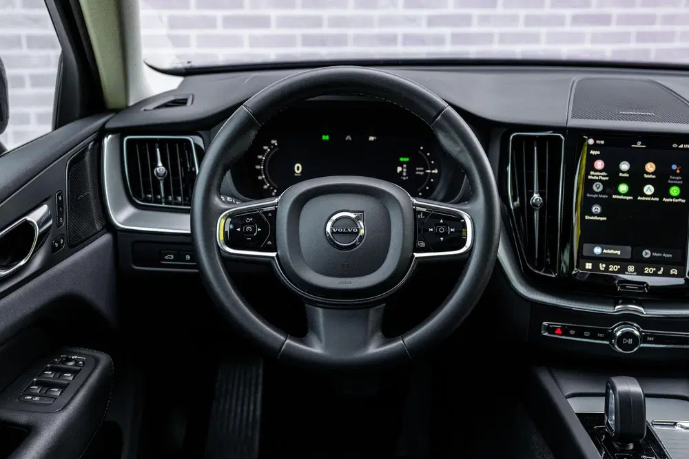 Volvo XC60 2.0 T6 Plug-in hybrid AWD Plus Dark uit 2022, foto 3