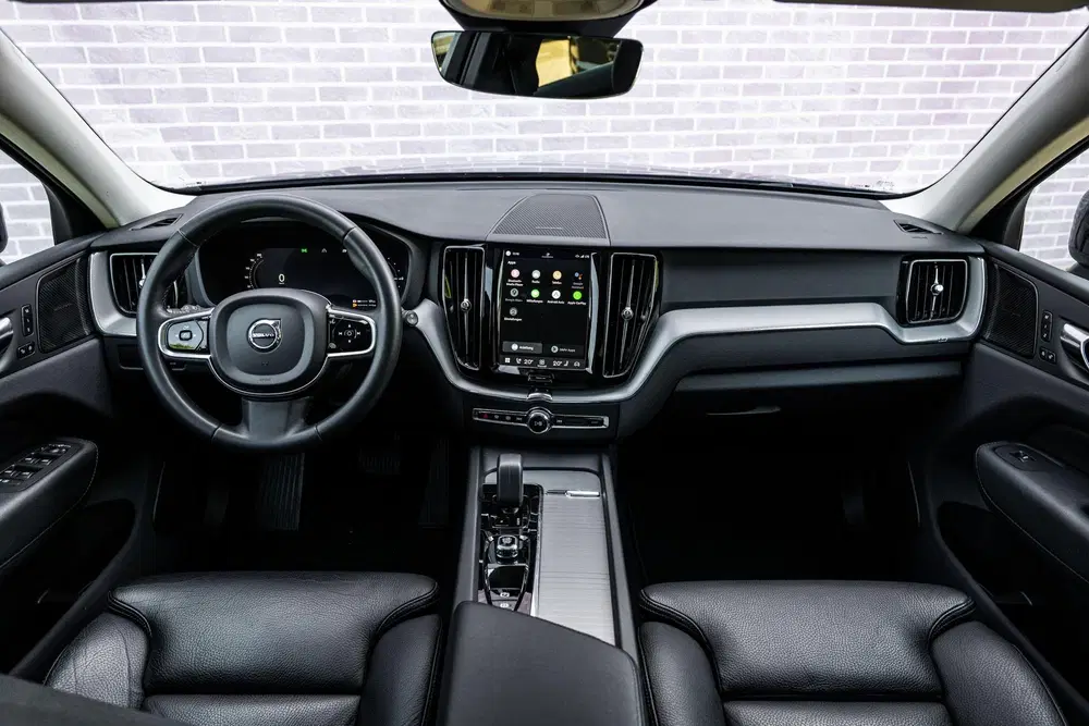 Volvo XC60 2.0 T6 Plug-in hybrid AWD Plus Dark uit 2022, foto 5