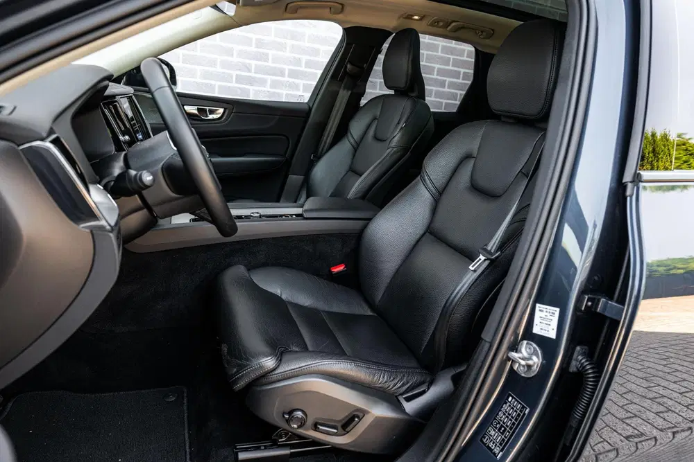 Volvo XC60 2.0 T6 Plug-in hybrid AWD Plus Dark uit 2022, foto 6