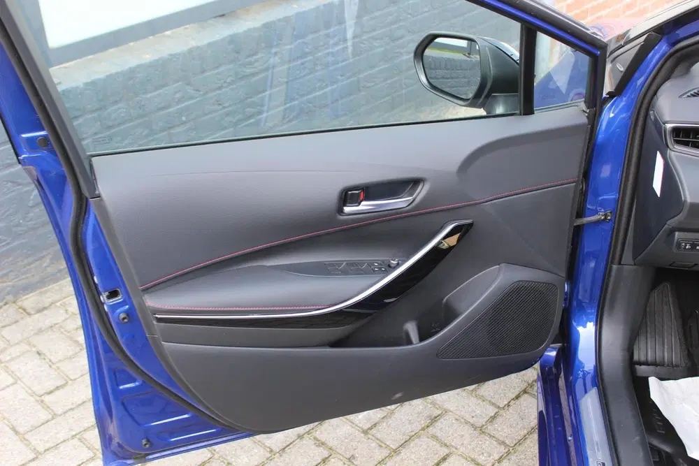 Toyota Corolla Hybrid 140 GR Sport Bi Tone Navigatie uit 2024, foto 4
