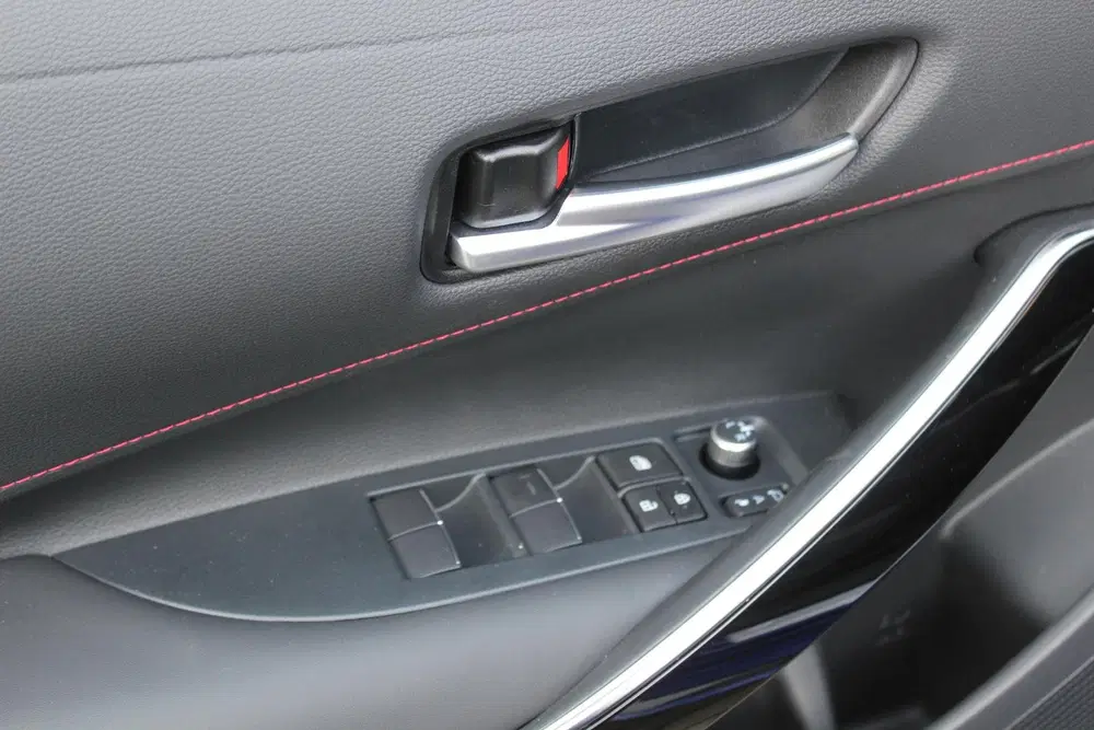 Toyota Corolla Hybrid 140 GR Sport Bi Tone Navigatie uit 2024, foto 6