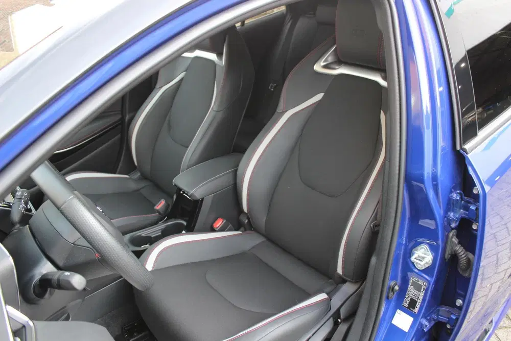 Toyota Corolla Hybrid 140 GR Sport Bi Tone Navigatie uit 2024, foto 7