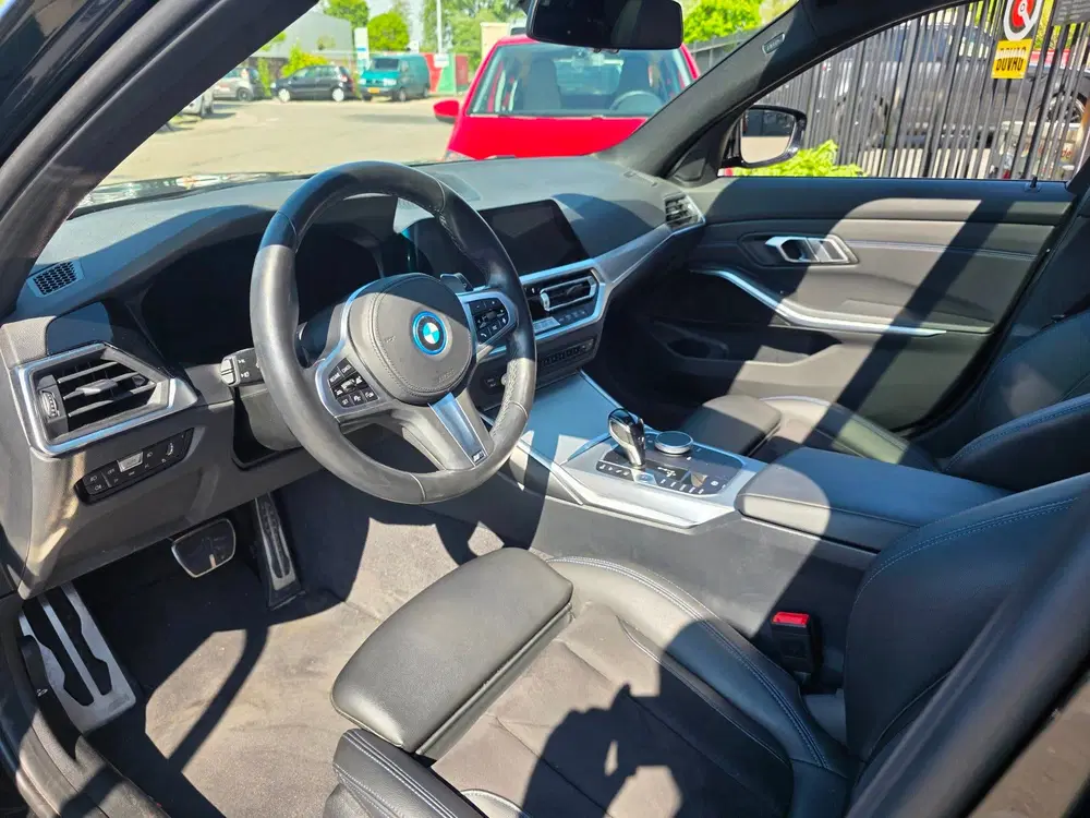 BMW 3-serie 330e High Executive uit 2022, foto 16