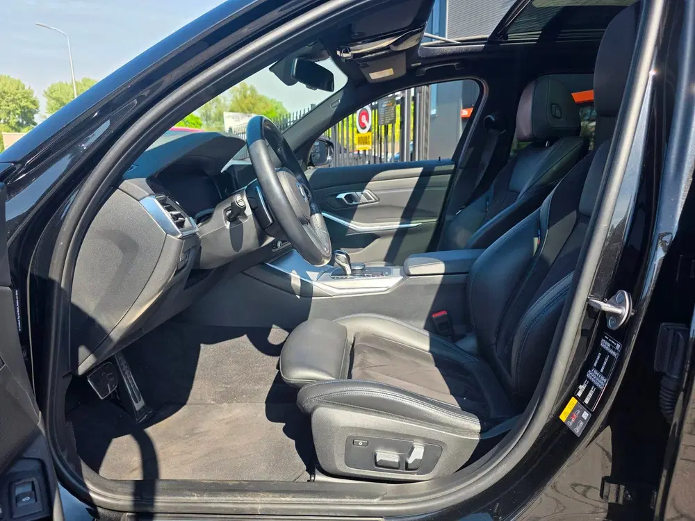 BMW 3-serie 330e High Executive uit 2022, foto 17