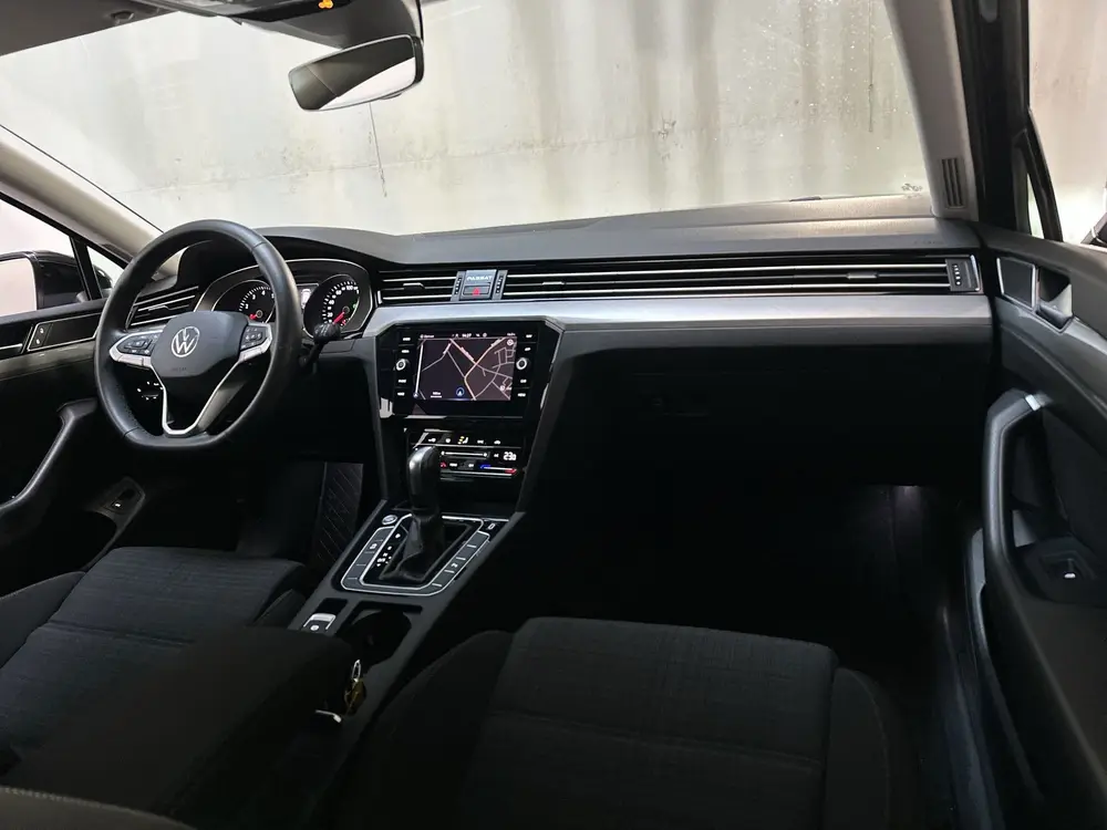 Volkswagen Passat Variant 1.5 TSI 150pk DSG Business Navigat uit 2020, foto 2