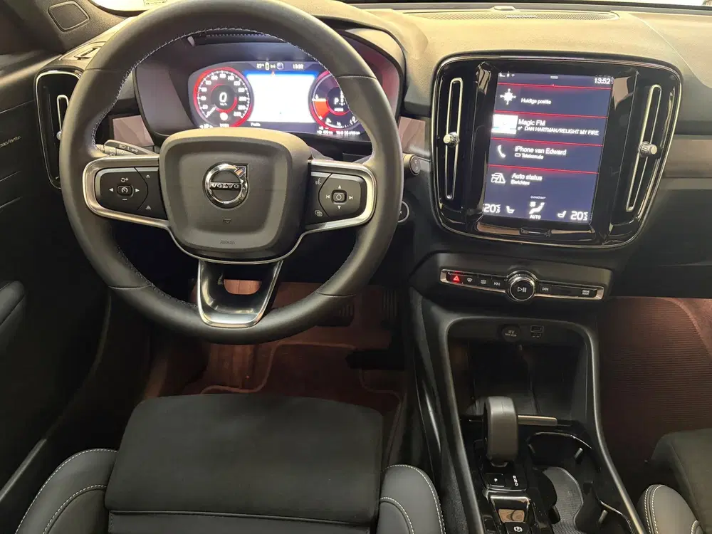 Volvo XC40 1.5 T4 Plug-in hybrid Ultimate Dark Panora uit 2023, foto 15