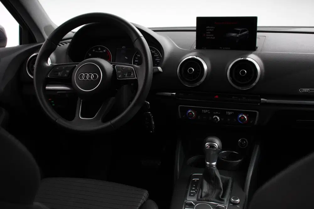 Audi A3 35 TFSI 150pk Automaat S-Line Sport Climat uit 2020, foto 2