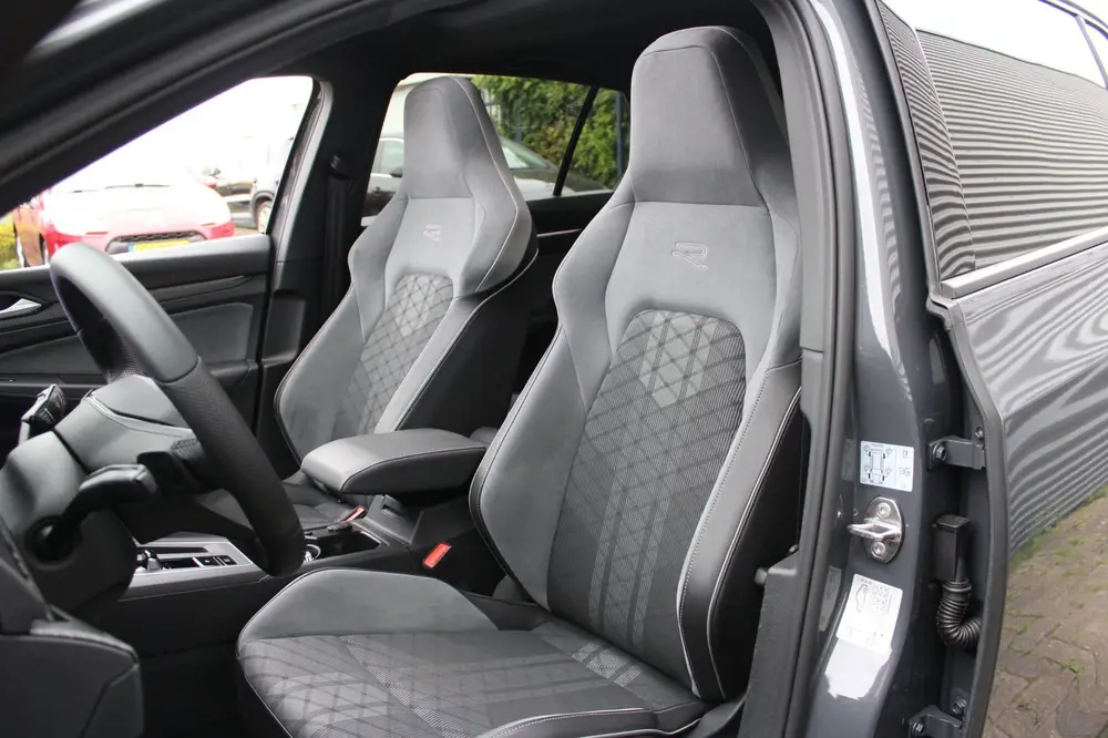 Volkswagen Golf 1.5 eTSI 3x R-Line | Panoramadak | Camera | uit 2022, foto 3