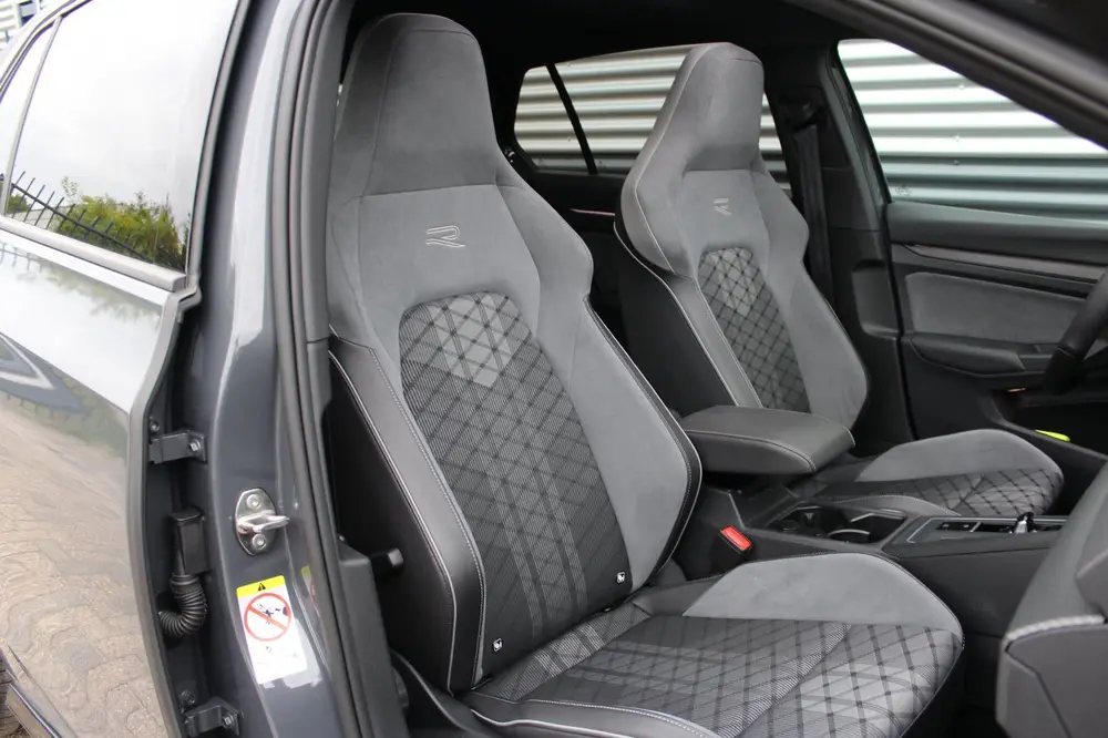 Volkswagen Golf 1.5 eTSI 3x R-Line | Panoramadak | Camera | uit 2022, foto 6