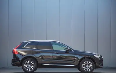 Volvo XC60 2.0 T6 Plug-in hybrid AWD Core Bright Pano uit 2024