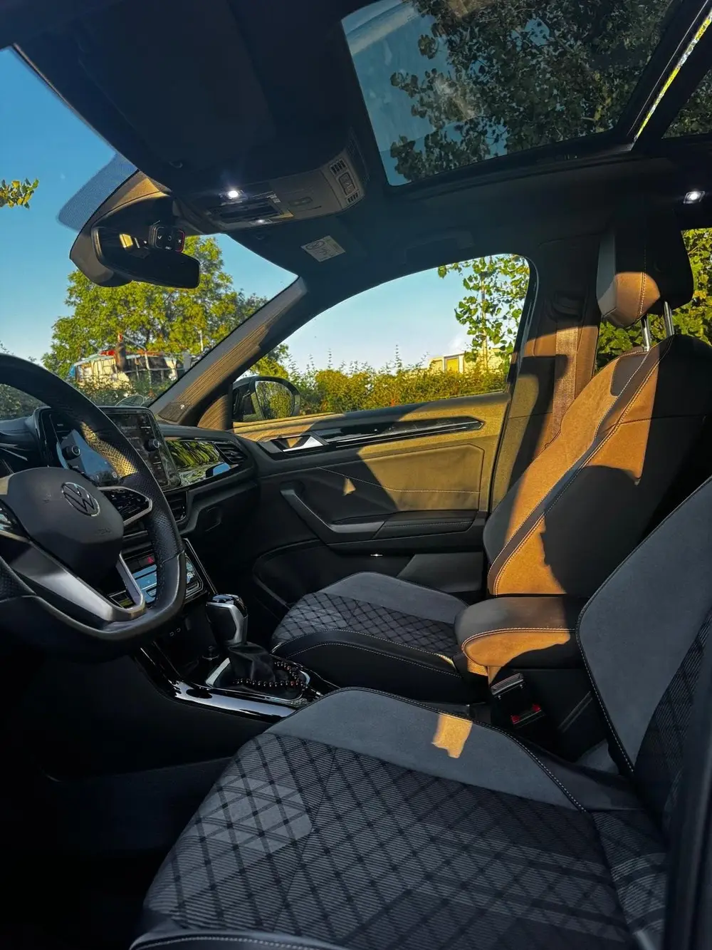 Volkswagen T-Roc 1.5 TSI R-Line Pano IQ Light Cam Led uit 2022, foto 19