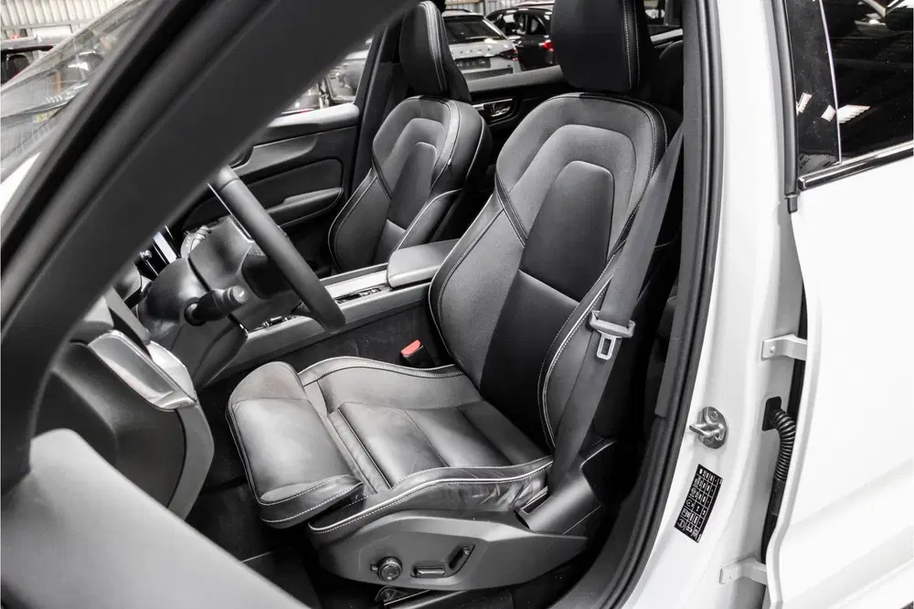 Volvo XC60 2.0 T6 Plugin AWD R-Design uit 2022, foto 11