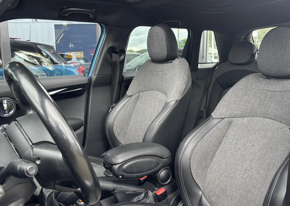 Mini 5-Deurs 1.5 Cooper Chili 136PK | PANO | NL AUTO | Luxe uit 2019, foto 12