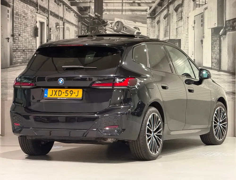 BMW 2-serie 230e xDrive uit 2023, foto 2