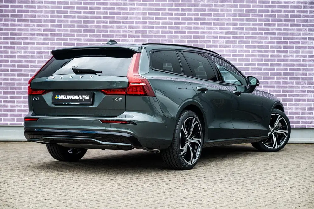 Volvo V60 T6 Plug-in hybrid AWD Ultra Dark uit 2026, foto 3