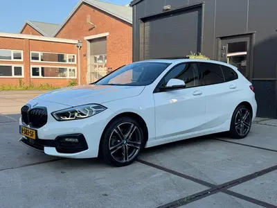 BMW 1-serie 118i Auto Panoramadak SportLine Virtual NA uit 2022