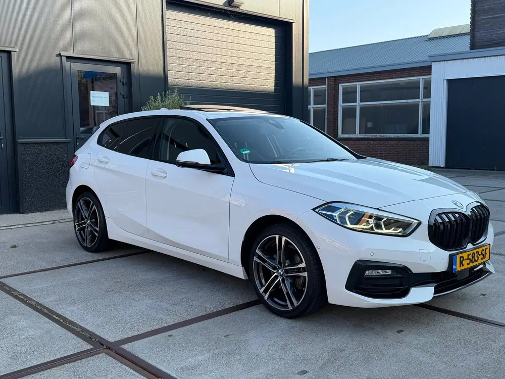 BMW 1-serie 118i Auto Panoramadak SportLine Virtual NA uit 2022, foto 2