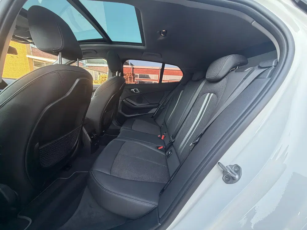 BMW 1-serie 118i Auto Panoramadak SportLine Virtual NA uit 2022, foto 8