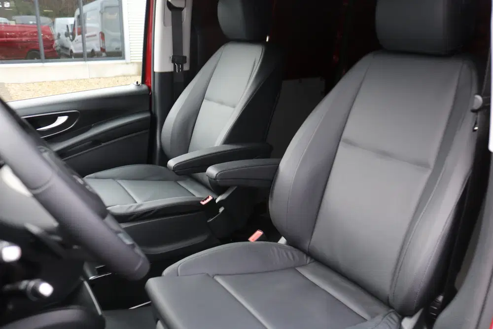 Mercedes-Benz Vito 112 L3 60 kWh Black Line (bj 2025) uit 2025, foto 2