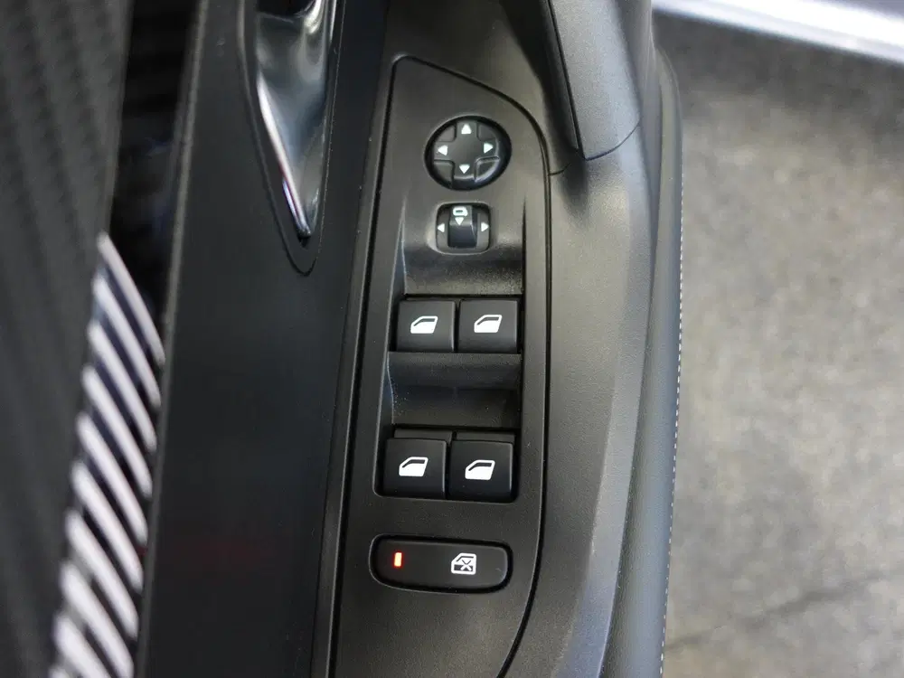 Peugeot 2008 1.2 PureTech 130pk Automaat Allure Navigat uit 2024, foto 10