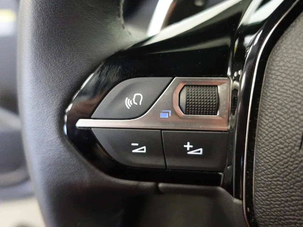 Peugeot 2008 1.2 PureTech 130pk Automaat Allure Navigat uit 2024, foto 15