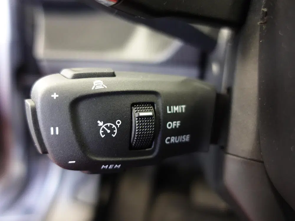 Peugeot 2008 1.2 PureTech 130pk Automaat Allure Navigat uit 2024, foto 19